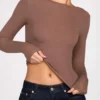Top a maniche lunghe con arricciature in modal a coste Luisa in color moka