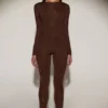 Top a maniche lunghe con collo rotondo e decorazioni Venia in marrone cioccolato Top a maniche lunghe con collo rotondo e decorazioni Venia in marrone cioccolato