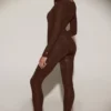 Top a maniche lunghe con collo rotondo e decorazioni Venia in marrone cioccolato Top a maniche lunghe con collo rotondo e decorazioni Venia in marrone cioccolato