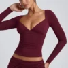 Top a maniche lunghe con ruches Emry in modal color prugna Top a maniche lunghe con ruches Emry in modal color prugna