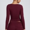 Top a maniche lunghe con ruches Emry in modal color prugna Top a maniche lunghe con ruches Emry in modal color prugna