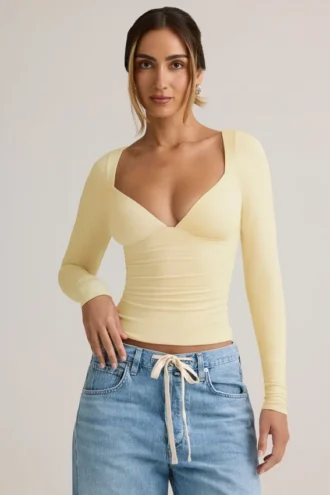 Top a maniche lunghe con ruches Emry Modal in giallo crema