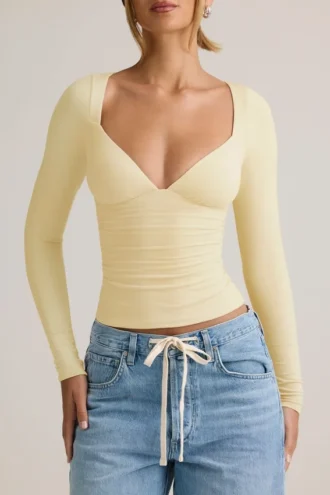 Top a maniche lunghe con ruches Emry Modal in giallo crema
