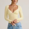 Top a maniche lunghe con ruches Emry Modal in giallo crema Top a maniche lunghe con ruches Emry Modal in giallo crema