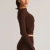 Top a maniche lunghe con ruches in Modal Alia, colore marrone cioccolato Top a maniche lunghe con ruches in Modal Alia, colore marrone cioccolato