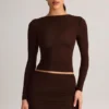 Top a maniche lunghe con ruches in Modal Alia, colore marrone cioccolato Top a maniche lunghe con ruches in Modal Alia, colore marrone cioccolato