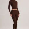 Top a maniche lunghe con ruches in Modal Alia, colore marrone cioccolato Top a maniche lunghe con ruches in Modal Alia, colore marrone cioccolato