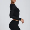 Top a maniche lunghe con ruches in modal Alia, nero Top a maniche lunghe con ruches in modal Alia, nero