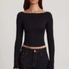 Top a maniche lunghe con scollo a barchetta in Modal Charliane, nero Top a maniche lunghe con scollo a barchetta in Modal Charliane, nero