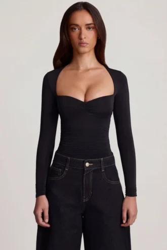 Top a maniche lunghe con scollo a cuore e ruches in morbido jersey Vayla, colore nero