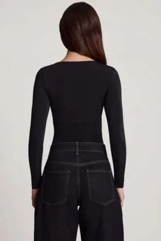 Top a maniche lunghe con scollo a cuore e ruches in morbido jersey Vayla, colore nero