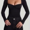 Top a maniche lunghe con scollo a cuore e ruches in morbido jersey Vayla, colore nero Top a maniche lunghe con scollo a cuore e ruches in morbido jersey Vayla, colore nero