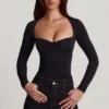 Top a maniche lunghe con scollo a cuore e ruches in morbido jersey Vayla, colore nero Top a maniche lunghe con scollo a cuore e ruches in morbido jersey Vayla, colore nero