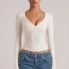 Top a maniche lunghe con scollo a V Zyra in avorio Top a maniche lunghe con scollo a V Zyra in avorio
