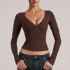 Top a maniche lunghe con scollo a V Zyra in marrone cioccolato Top a maniche lunghe con scollo a V Zyra in marrone cioccolato