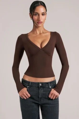 Top a maniche lunghe con scollo a V Zyra  in marrone cioccolato