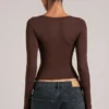Top a maniche lunghe con scollo a V Zyra in marrone cioccolato Top a maniche lunghe con scollo a V Zyra in marrone cioccolato