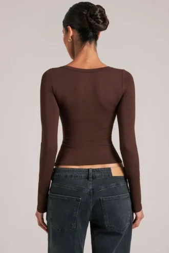 Top a maniche lunghe con scollo a V Zyra  in marrone cioccolato