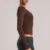 Top a maniche lunghe con scollo a V Zyra in marrone cioccolato Top a maniche lunghe con scollo a V Zyra in marrone cioccolato
