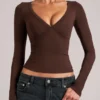 Top a maniche lunghe con scollo a V Zyra in marrone cioccolato Top a maniche lunghe con scollo a V Zyra in marrone cioccolato