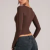 Top a maniche lunghe con scollo a V Zyra in marrone cioccolato Top a maniche lunghe con scollo a V Zyra in marrone cioccolato
