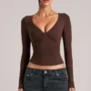 Top a maniche lunghe con scollo a V Zyra in marrone cioccolato Top a maniche lunghe con scollo a V Zyra in marrone cioccolato