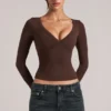 Top a maniche lunghe con scollo a V Zyra in marrone cioccolato Top a maniche lunghe con scollo a V Zyra in marrone cioccolato