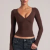 Top a maniche lunghe con scollo a V Zyra in marrone cioccolato Top a maniche lunghe con scollo a V Zyra in marrone cioccolato