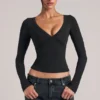 Top a maniche lunghe con scollo a V Zyra in nero Top a maniche lunghe con scollo a V Zyra in nero