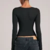 Top a maniche lunghe con scollo a V Zyra in nero Top a maniche lunghe con scollo a V Zyra in nero