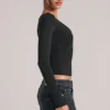 Top a maniche lunghe con scollo a V Zyra in nero Top a maniche lunghe con scollo a V Zyra in nero