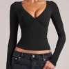 Top a maniche lunghe con scollo a V Zyra in nero Top a maniche lunghe con scollo a V Zyra in nero