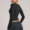 Top a maniche lunghe con scollo a V Zyra in nero Top a maniche lunghe con scollo a V Zyra in nero
