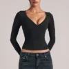 Top a maniche lunghe con scollo a V Zyra in nero Top a maniche lunghe con scollo a V Zyra in nero