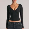 Top a maniche lunghe con scollo a V Zyra in nero Top a maniche lunghe con scollo a V Zyra in nero