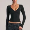 Top a maniche lunghe con scollo a V Zyra in nero Top a maniche lunghe con scollo a V Zyra in nero