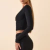 Top a maniche lunghe con scollo profondo in modal Harri, colore nero Top a maniche lunghe con scollo profondo in modal Harri, colore nero