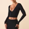 Top a maniche lunghe con scollo profondo in modal Harri, colore nero Top a maniche lunghe con scollo profondo in modal Harri, colore nero