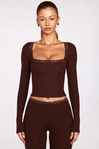 Top a maniche lunghe con scollo quadrato in modal a coste Retta, color cioccolato