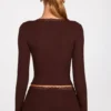 Top a maniche lunghe con scollo quadrato in modal a coste Retta, color cioccolato Top a maniche lunghe con scollo quadrato in modal a coste Retta, color cioccolato