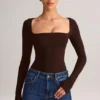 Top a maniche lunghe con scollo quadrato in modal Kaia, color cioccolato Top a maniche lunghe con scollo quadrato in modal Kaia, color cioccolato