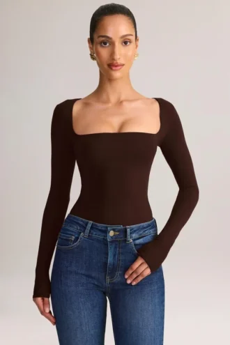 Top a maniche lunghe con scollo quadrato in modal Kaia, color cioccolato