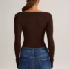Top a maniche lunghe con scollo quadrato in modal Kaia, color cioccolato Top a maniche lunghe con scollo quadrato in modal Kaia, color cioccolato