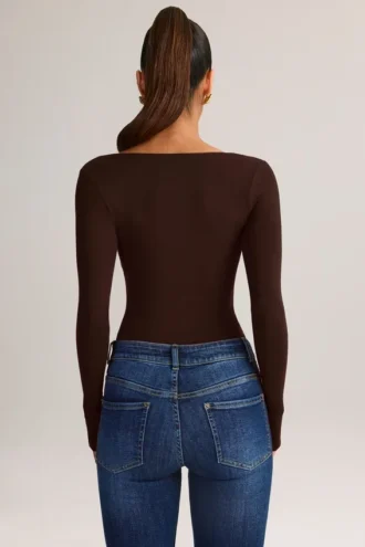 Top a maniche lunghe con scollo quadrato in modal Kaia, color cioccolato