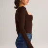 Top a maniche lunghe con scollo quadrato in modal Kaia, color cioccolato Top a maniche lunghe con scollo quadrato in modal Kaia, color cioccolato