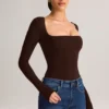 Top a maniche lunghe con scollo quadrato in modal Kaia, color cioccolato Top a maniche lunghe con scollo quadrato in modal Kaia, color cioccolato