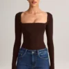 Top a maniche lunghe con scollo quadrato in modal Kaia, color cioccolato Top a maniche lunghe con scollo quadrato in modal Kaia, color cioccolato