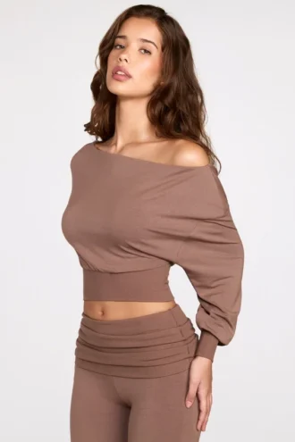Top a maniche lunghe con spalle scoperte Quinn Modal in color moka