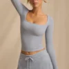 Top a maniche lunghe in modal a costine, colore blu chiaro Top a maniche lunghe in modal a costine, colore blu chiaro