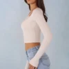 Top a reggiseno con lacci a maniche lunghe in modal a coste Margaux in avorio Top a reggiseno con lacci a maniche lunghe in modal a coste Margaux in avorio